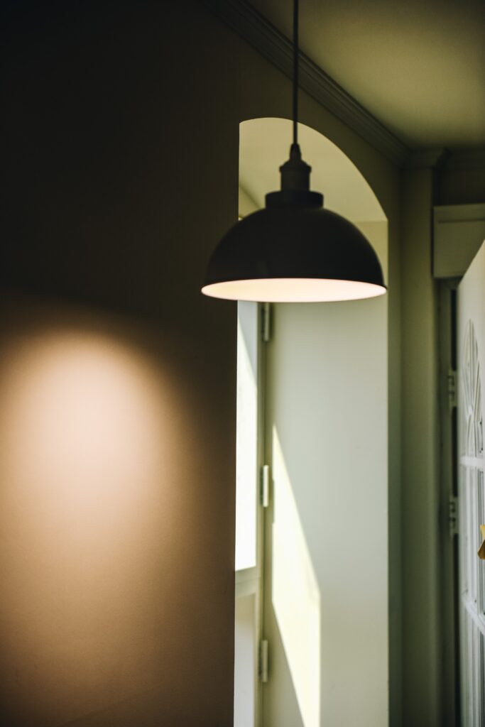 Moderne Pendelleuchte mit warmem, gedimmtem Licht sorgt für Atmosphäre am Fenster