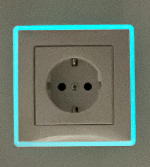 4 x im Dunkeln leuchtende Rahmen Berker Steckdosen Schalter