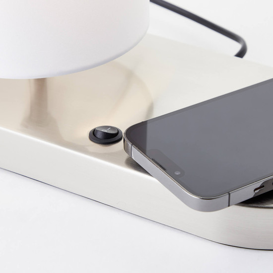 Brilliant Clarie Tischleuchte 26cm mit Induktionsladeschale E14 Weiß Eisen Wireless charging 60091/75