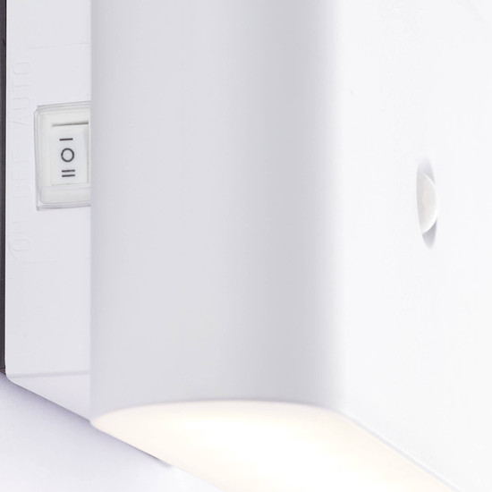 Brilliant Xino LED Außenwandleuchte mit Bewegungsmelder 3W Warmweiß IP44 Weiß Bewegungsmelder, USB, Magnet G80605/05