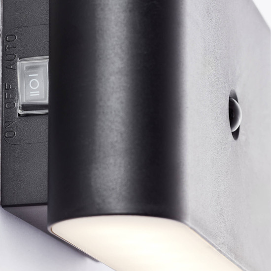 Brilliant Xino LED Außenwandleuchte mit Bewegungsmelder 3W Warmweiß IP44 Schwarz Bewegungsmelder, USB, Magnet G80605/06