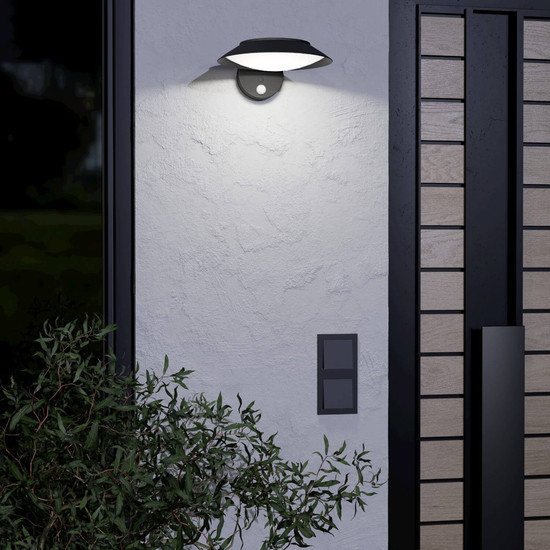 Eglo LED Solar-Wandleuchte Cerrisi 7W warmweiss 3000K Bewegungsmelder IP44 Schwarz mit Sensor 25x10,5cm 901079