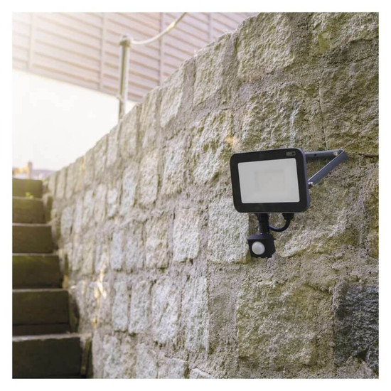 Emos LED Fluter mit Bewegungsmelder Inovo 30W neutralweiss 4000K IP65 Anthrazit Aluminium 16x11cm ZS2732