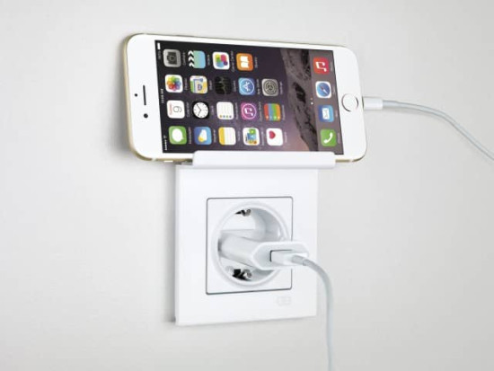 Gunsan Eqona Pratic Steckdose Unterputz Weiss mit Handy-Halterung