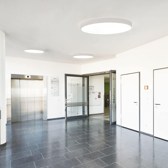 Isoled LED Deckenleuchte UGR<19 2H, weiß, 42W, IP44, DN600, ColorSwitch 2700/3000/4000K, DALI dimmbar 117521