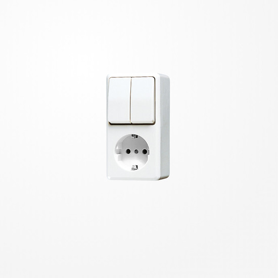 Jung 675AWW SCHUKO-Steckdose 16 A 250 V ~ mit Serienschalter 10 AX 250 V ~, AP 600, alpinweiß
