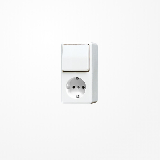 Jung 676AWW SCHUKO-Steckdose 16 A 250 V ~ mit Schalter Universal Aus-Wechsel 10 AX 250 V ~, AP 600, alpinweiß