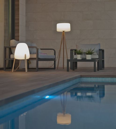 NewGarden CHLOE 140 LED Stehleuchte Holzbeine 140cm 2700-6500K dimmbar Fernbedienung E27 Innen & Außen IP65