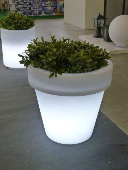 NewGarden MAGNOLIA 60 LED beleuchteter Blumentopf, runder Pflanzkübel groß, außen E27 ø57x57cm IP65