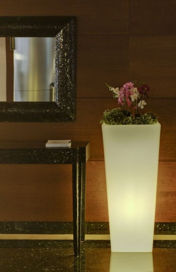 NewGarden MELISA 40 LED beleuchteter Blumentopf, eckiger und hoher Pflanzkübel außen E27 40x40x90cm IP65