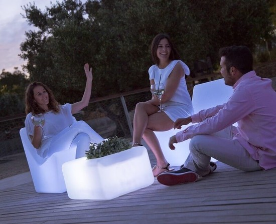 NewGarden TARIDA TAB 30 LED Solar Tisch beleuchtet + Ablage, RGB, Akku, Controller Innen & Außen IP65