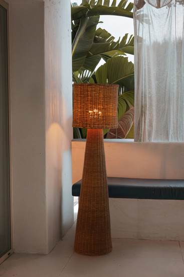 Newgarden Grace 140 Natur Akku Stehleuchte aus Rattan, warmweißes Licht, dimmbar, Fernbedienung ø22x109 cm