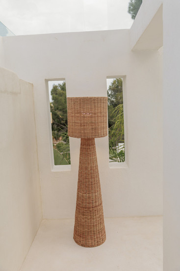 Newgarden Grace 140 Natur Akku Stehleuchte aus Rattan, warmweißes Licht, dimmbar, Fernbedienung ø22x109 cm