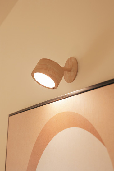 Newgarden Roll 8 Akku Holz-Optik Wandleuchte, Montage ohne Bohren, warmweißes Licht, USB-Ladekabel ø8x7,2 cm