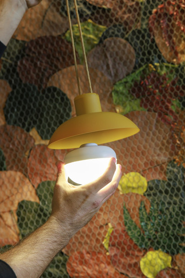 Newgarden Syros 20 Akku Senfgelb mobile Dekoleuchte mit Seil, warmweißes Licht, dimmbar, Fernbedienung ø20x9,5 cm