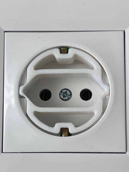 4 x Adapter von Schutzkontakt-Steckdosen auf Eurostecker Steckdosenadapter Steckeradapter Weiß