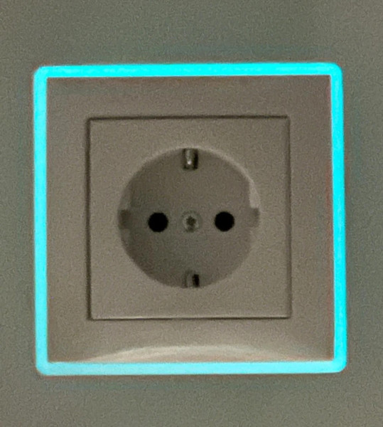 4 x im Dunkeln leuchtende Rahmen Berker Steckdosen Schalter
