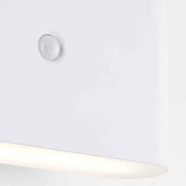 Brilliant Xino LED Außenwandleuchte mit Bewegungsmelder 3W Warmweiß IP44 Weiß Bewegungsmelder, USB, Magnet G80605/05