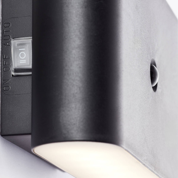 Brilliant Xino LED Außenwandleuchte mit Bewegungsmelder 3W Warmweiß IP44 Schwarz Bewegungsmelder, USB, Magnet G80605/06