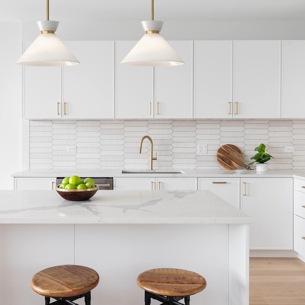 Elstead Halston Pendelleuchte E27 Gebürstete Goldoptik Opal