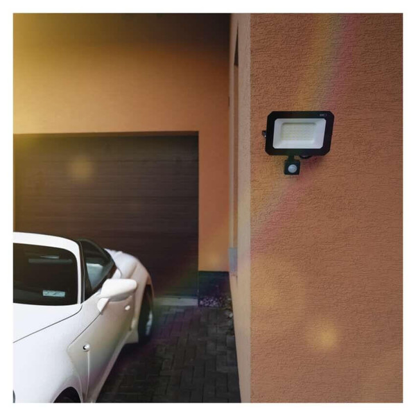 Emos LED Fluter mit Bewegungsmelder Simpo 50W neutralweiss 4000K IP44 Schwarz Aluminium 18x20cm ZS2343