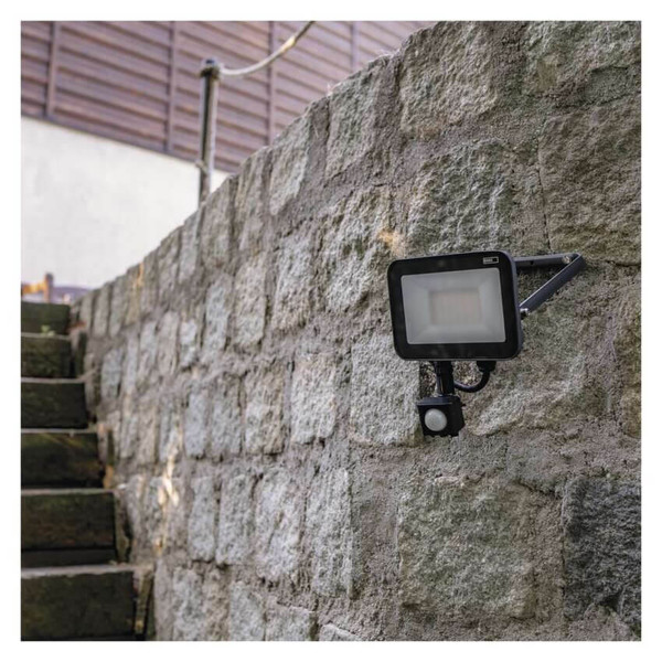 Emos LED Fluter mit Bewegungsmelder Inovo 20W neutralweiss 4000K IP65 Anthrazit Aluminium ZS2722
