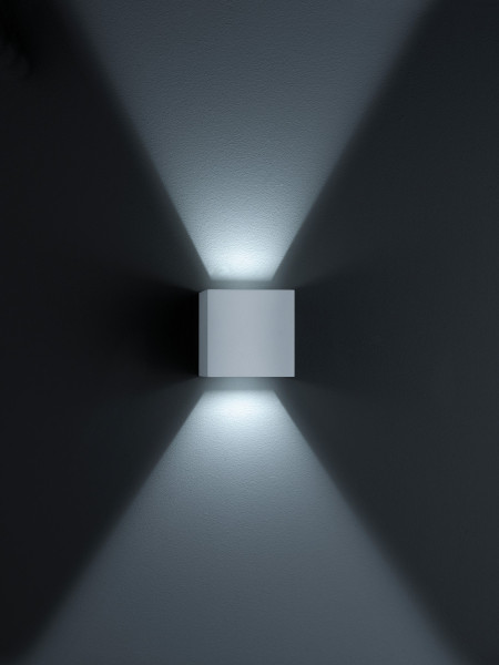 Helestra SIRI44 LED Wandleuchte 7W dimmbar IP54 90Ra Warmweiss Silbergrau A28242.46