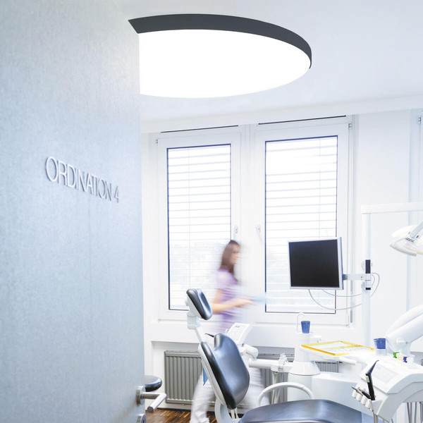 Isoled LED Deckenleuchte UGR<19 2H, schwarz, 80W/100W, IP44, DN1000, ColorSwitch 2700/3000/4000K, dimmbar 117507