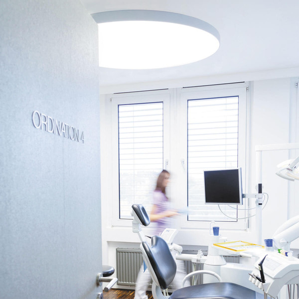 Isoled LED Deckenleuchte UGR<19 2H, weiß, 80W/100W, IP44, DN1000, ColorSwitch 2700/3000/4000K, dimmbar 117532