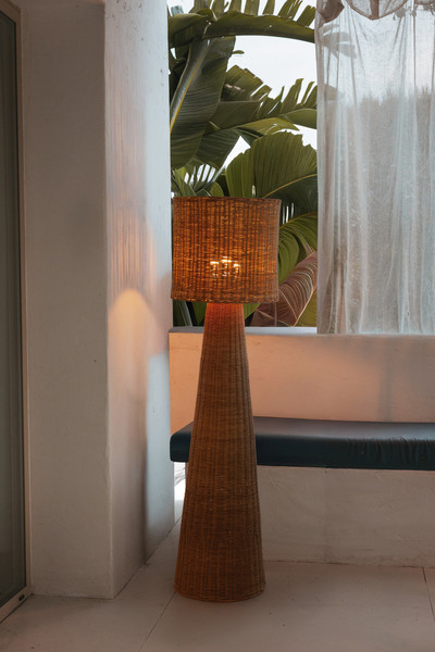 Newgarden Grace 140 Natur Akku Stehleuchte aus Rattan, warmweißes Licht, dimmbar, Fernbedienung ø22x109 cm