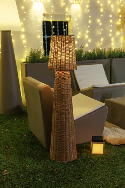 Newgarden Lola 110 Natur Akku Stehleuchte aus Rattan, warmweißes Licht, dimmbar, Fernbedienung ø22x109 cm