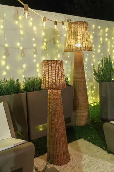 Newgarden Lola 110 Natur Akku Stehleuchte aus Rattan, warmweißes Licht, dimmbar, Fernbedienung ø22x109 cm