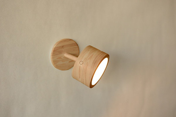 Newgarden Roll 8 Akku Holz-Optik Wandleuchte, Montage ohne Bohren, warmweißes Licht, USB-Ladekabel ø8x7,2 cm